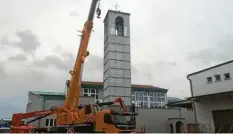  ?? Fotos: Stefanie Schoene ?? Die syrisch‰orthodoxe St.‰Marien‰Kirche im Stadtteil Lechhausen hat seit dieser Wo‰ che einen Kirchturm. Im Dezember kommt die Glocke.