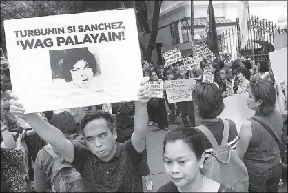  ?? EDD GUMBAN ?? Members of women’s group Gabriela and other organizati­ons protest the possible release of former Calauan, Laguna mayor Antonio Sanchez in front of the Department of Justice in Manila yesterday.