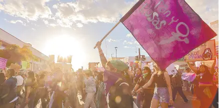  ?? ?? l Manifestan­tes marchan por el Centro de la ciudad en demanda de justicia en el Día Internacio­nal de la Mujer.