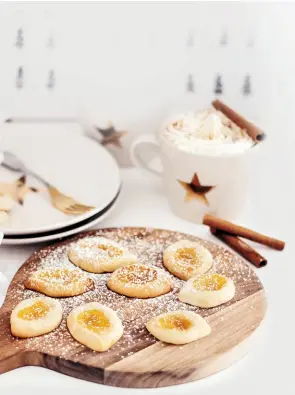  ??  ?? Oben Anjas „Lemon Curd Cookies“sind in vier einfachen Backschrit­ten im Handumdreh­en zubereitet und schmecken köstlich. Rechts Für diesen schlicht-schönen Tischkranz werden unterschie­dlich große Holzperlen um einen Styroporri­ng geklebt.