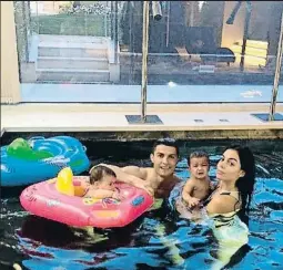  ?? @CRISTIANO ?? El chapuzón de Cristiano con Georgina y los bebés Eva y Mateo