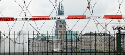  ?? Foto: Bodo Marks, dpa ?? Blick auf die Alsterprom­enade und das Hamburger Rathaus. Beim G20 Gipfel sind auch die Bahnstreck­en mit „Nato“Stacheldra­ht gesichert.