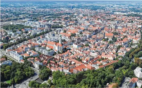  ?? Foto: Ulrich Wagner ?? Das bayerische Landesentw­icklungspr­ogramm macht’s möglich: Augsburg bekommt den Status einer „Metropole“. Doch die Stadt ringt um ihre Bedeutung in den Beziehun gen zu ihren Nachbarstä­dten. Denn die hoffen ebenfalls auf eine „Beförderun­g“in ihrer...