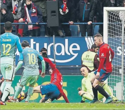  ?? JESÚS DIGES / EFE ?? Messi xuta a gol després de deixar asseguts Iván Márquez i el porter Nauzet, davant la mirada de Clerc