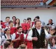  ??  ?? Dirigent Josef Rast mit „seinen“Musi kern beim Brunnenhof­konzert.