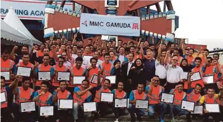  ?? PIC BY INTAN NUR ELLIANA ZAKARIA ?? Minister in the Prime Minister’s Department Datuk Seri Abdul Rahman Dahlan posing with graduates during the MMC-Gamuda’s Tunnelling Training Academy graduation ceremony in Shah Alam yesterday.