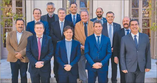  ?? FOTOS: GPBA ?? JUNTOS. Los jefes provincial­es se reunieron este viernes en La Plata para definir una agenda económica federal e inclusiva.