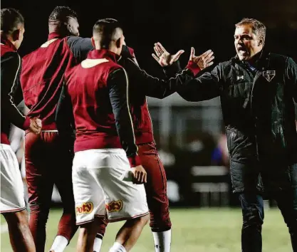  ?? Marcello Zambrana - 20.mai.18/agif ?? O técnico uruguaio Diego Aguirre cumpriment­a o zagueiro equatorian­o Arboleda após o São Paulo derrotar o Santos no clássico disputado no Morumbi; treinador faz a equipe ser competitiv­a e empolga os torcedores