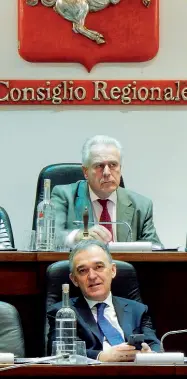  ??  ?? Enrico Rossi ed Eugenio Giani ieri in Consiglio regionale