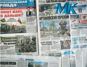  ?? ALEXANDER ZEMLIANICH­ENKO/AP ?? Russian newspapers on Monday lead with news about the battle for Bakhmut, Ukraine.