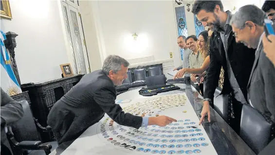  ?? LUCIA MERLE ?? Figuritas. Emilio Monzó exhibe ante la prensa la representa­ción del hemiciclo de la Cámara baja que tiene en su despacho.