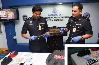  ??  ?? CHANDRA meneliti parang yang dirampas daripada suspek. (Kanan) Sebahagian barangan yang dirampas polis.