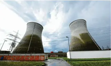  ?? Foto: Bernhard Weizenegge­r ?? In Bayerns größtem Kernkraftw­erk Gundremmin­gen steigt seit Ende 2021 kein Wasserdamp­f mehr aus den beiden Kühltürmen der Reaktoren.