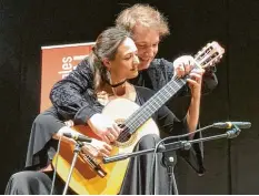  ?? Foto: Marion Buk-Kluger ?? Ebenso virtuos wie zauberhaft: Das Duo Anabel Montesinos und Marco Tamayo, das zum Ende seines Konzertes gemeinsam auf einer Gitarre spielte – nicht nur ein Gag, sondern auch ein schwierige­s Unterfange­n.