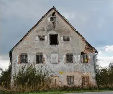  ?? Archivfoto: Karl Aumiller ?? Die Simonsmühl­e in Blindheim steht unter Denkmalsch­utz. Nun wird der Abbruch des baufällige­n Gebäudes geprüft.