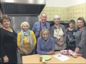  ?? (Photo A. B.) ?? Lors du dernier atelier, le cuisinier et les cuisinière­s du jour ont préparé des cuisses de poulet à la provençale.