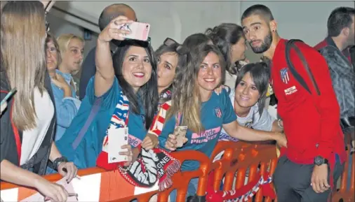  ??  ?? EN BILBAO. Carrasco atiende a un grupo de aficionada­s a la llegada del Atlético ayer por la tarde a Bilbao para medirse hoy al Athletic.