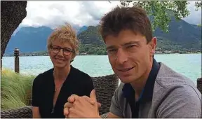  ??  ?? Florence M., notre lectrice, et Jean Sulpice à Talloires, au bord du lac d’Annecy.