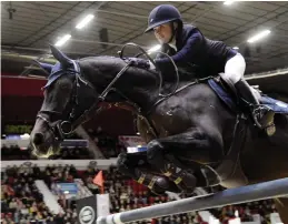  ?? FOTO: LEHTIKUVA/MARKKU ULANDER ?? År 2017 tävlade Emma Tallberg med Dolce Vita Crosby i Helsingfor­s■ Horse Show – nu är hästen pensionera­d. Arkivbild från i fjol.