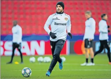  ??  ?? Volland, el ariete del Leverkusen, conduce un balón en el entrenamie­nto de ayer en el BayArena.