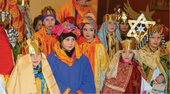  ?? Foto: Bernhard Ledermann ?? Herzlicher Empfang für die Sternsinge­r der Pfarrgemei­nde St. Justina, die im Rathaus empfangen werden und dann ihre Tour durch die Kneippstad­t beginnen.