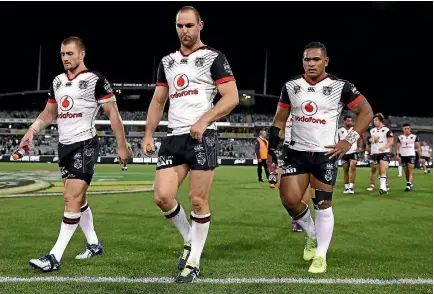  ?? PHOTO: GETTY IMAGES ?? Dejected Warriors players leave the field after their loss to the Canberra Raiders on Saturday.