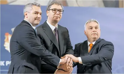  ?? ?? Anti-Migrations-Achse: Kanzler Nehammer, der serbische Präsident Vučić und Ungarns Premier Orbán.