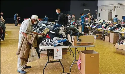  ??  ?? Une braderie du Secours populaire pour aider les familles à la rentrée scolaire, en Isère, le 29 août.