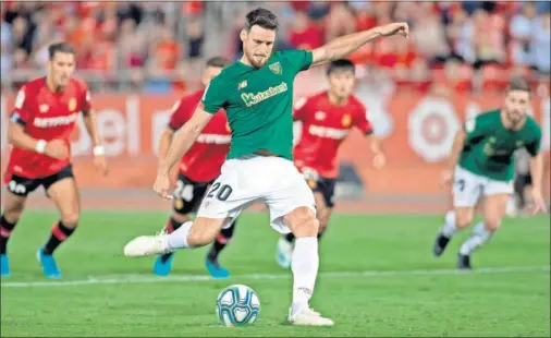  ??  ?? SIN ACIERTO. Aritz Aduriz falló un penalti en el minuto 96 durante el Mallorca-Athletic de ayer en el estadio de Son Moix.