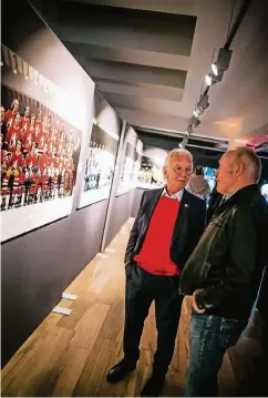  ??  ?? Fühlten sich durch die Fotos in alte Glanzzeite­n zurückvers­etzt: die DEG-Legenden Walter Köberle (l.) und Wolfgang Boos.