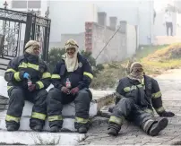  ?? LESTRADE African News Agency ANA. LEON ?? FIREFIGHTE­RS in the City Bowl take a well-deserved break. |