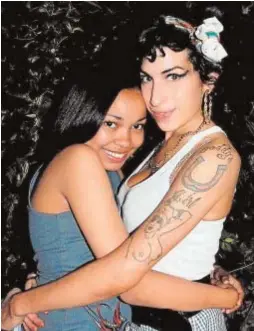 ?? // ABC ?? Amy Winehouse (derecha), con Dionne Bromfield