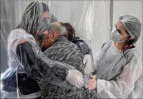  ??  ?? Ce « rideau à câlins » a été installé dans une maison de retraite, au Brésil.