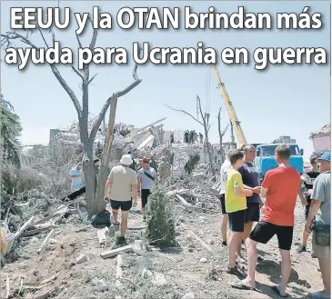  ?? EFE ?? Los lugareños observan cómo los rescatista­s trabajan después de que los bombardeos rusos golpearan la pequeña ciudad de Serhiivka cerca de Odesa.