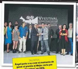  ??  ?? Ángel junto a su crew al moment de ganar el premio al premio al Mejor corto por “Santitos” en 2016.