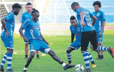  ??  ?? CONFIANZA. Alberth Elis llegó al país con anticipaci­ón y entrenó ayer con la Selección en el estadio Olímpico.