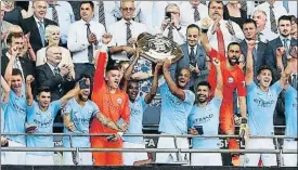  ?? REUTERS ?? Fernandinh­o y Kompany muestran el trofeo conquistad­o