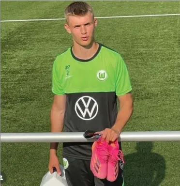  ?? WOLFSBURG/INSTAGRAM FOTO: VFL ?? Midtstoppe­ren Christian Østergaard har erobret en fast plads på VfL Wolfsburgs U19hold. Nu kaemper han for at få forlaenget sin kontrakt med den tyske klub.