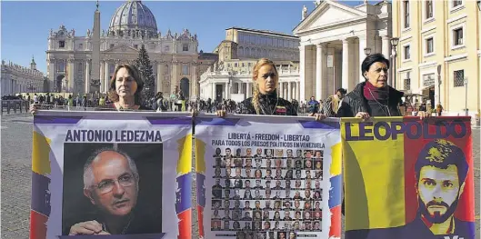  ??  ?? Piden libertad. Lilian Tintori (c) continuaba ayer ante el Vaticano para que el papa Francisco insista ante el Gobierno a que libere a todos los presos políticos.
