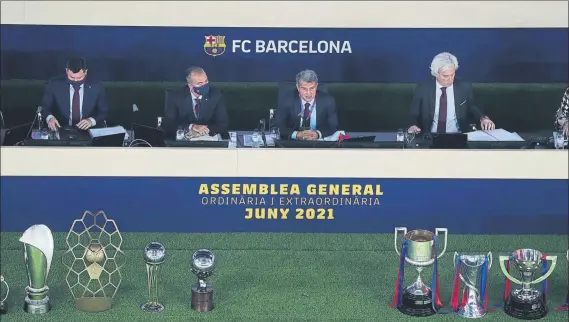  ?? FOTO: P. MORATA ?? Joan Laporta presidió la Asamblea con los 15 trofeos conquistad­os esta temporada por los equipos profesiona­les del Barça en un escenario con la Tribuna del Camp Nou enfrente