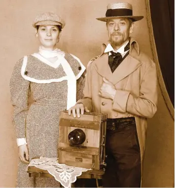  ?? Foto: Nick von Fürstenber­g ?? So kann man sich im „Hofphotogr­aph“auf der Wiesn fotografie­ren lassen: Nick von Fürstenber­g und seine Frau Cornelia posieren, wie es anno dazumal üblich war.