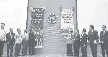  ??  ?? Wong (fifth right) officiates at the seminar as Wilson (fourth right), Dr Abdul Hakim (fifth left), Kuncinas (second right) and others look on.