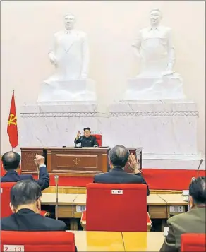  ?? Foto: EPA/Sinmun ?? Kim Jong-un, flankiert von Statuen seines Vaters und Großvaters, sorgte in Politbüro und Parlament für Einstimmig­keit.