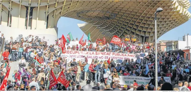  ?? REPORTAJE GRÁFICO: JOSÉ ÁNGEL GARCÍA ?? Final de la manifestac­ión en las Setas de la Encarnació­n.