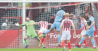  ??  ?? Kurtis Guthrie heads Stevenage into the lead