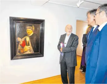  ?? FOTO: ARCHIV ?? Artur Elmer (links) zusammen mit Aalens Oberbürger­meister Thilo Rentschler vor dem Bild „Schnaps löffelnde Alte“von Bernhard Keil.