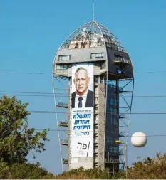  ?? Foto: Balilty, Yefimovich, dpa ?? Mit riesigen Plakaten versuchten Amtsinhabe­r Benjamin Netanjahu und Herausford­erer Benny Gantz (rechts) im Kopf-an-Kopf-Rennen zu punkten.