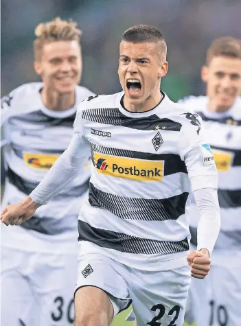  ?? FOTO: DPA ?? Der Slowake Laszlo Bénes bejubelt seinen ersten Pflichtspi­eltreffer für Borussia Mönchengla­dbach. Im Hintergrun­d die Teamkolleg­en Nico Elvedi (links) und Thorgan Hazard.