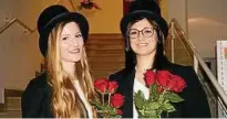  ??  ?? Carolin Zimmermann (links) und Lena Böhme begrüßten die Damen mit langstieli­gen Rosen.