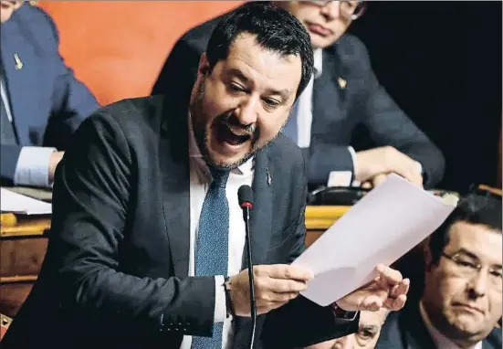  ?? RICCARDO ANTIMIANI / EFE ?? El líder ultraderec­hista italiano Matteo Salvini tiró de retórica sentimenta­l para defender sus decisiones políticas